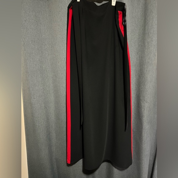 Black skirt with red stripe with tie - Picture 1 of 2